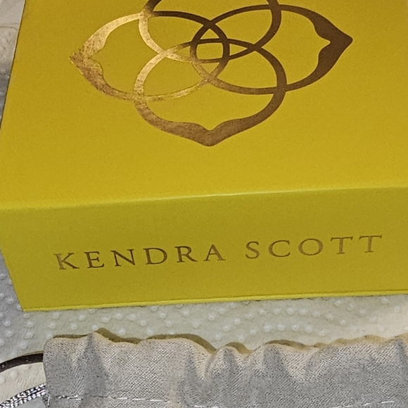 Kendra Scott. Elisa Elegant Silver and Pink Pendant Necklace. NWT. - Picture 7 of 7